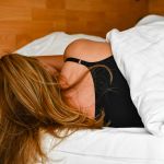 Según el cardiólogo, hay posiciones para dormir que destacan algunos síntomas, como "palpitaciones y la conciencia de un latido cardíaco rápido y/o anormal".