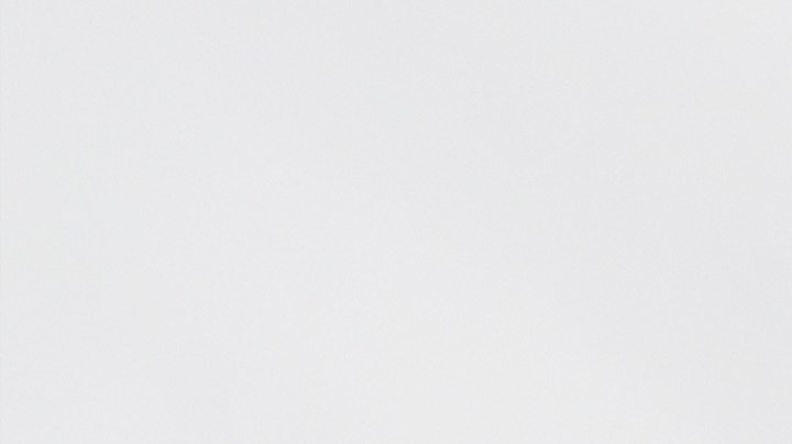 La vitamina B3 tiene presencia natural en aves, pescados, plátanos y nueces, entre otros alimentos.