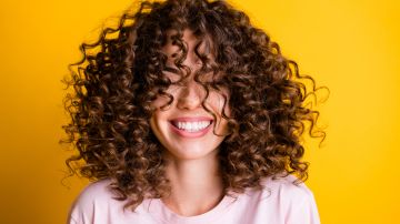 6 consejos para cuidar tu pelo rizado en primavera