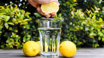 El agua de limón por la noche te ayuda a elimina grasa y mucho más