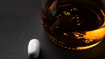 No lo hagas más: Alertan de peligros por tomar ibuprofeno con alcohol