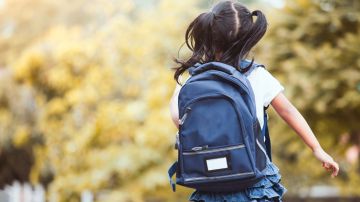 ¿Cuál es el peso máximo que debe llevar un niño en la mochila?