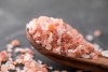 3 beneficios de usar sal rosa del Himalaya que está reducida en sodio