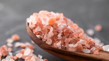 3 beneficios de usar sal rosa del Himalaya que está reducida en sodio