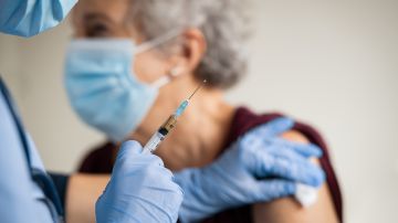 Expertos recomiendan hasta 2 vacunas para prevenir covid y otras enfermedades