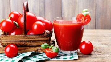 El jugo de tomate es una de las bebidas que impacta positivamente en tu sistema inmune, gracias a sus propiedades antioxidantes.