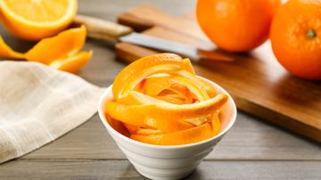 Para aliviar el estreñimiento, este remedio implica que te comas toda la naranja, es decir, la pulpa y la cáscara.