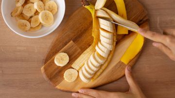 Si bien los plátanos son aliados para controlar la hipertensión, los expertos aclaran no son un sustituto del tratamiento médico que estés siguiendo.