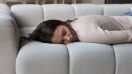 Aunque puedas sentirte cómoda y conciliando el sueño, dormir boca abajo podría ser nocivo para la salud de tus pechos.