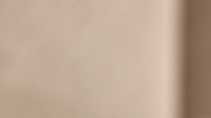 Los sonidos, vibraciones y luces que puede emitir tu teléfono, teniéndolo cerca mientras duermes, limita tu capacidad para conciliar el sueño y dormir bien.