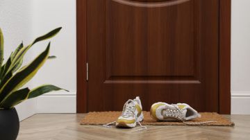 Un par de zapatos tirados en la sala de tu casa es suficiente para arruinar la sensación de orden y limpieza que habías dejado antes.