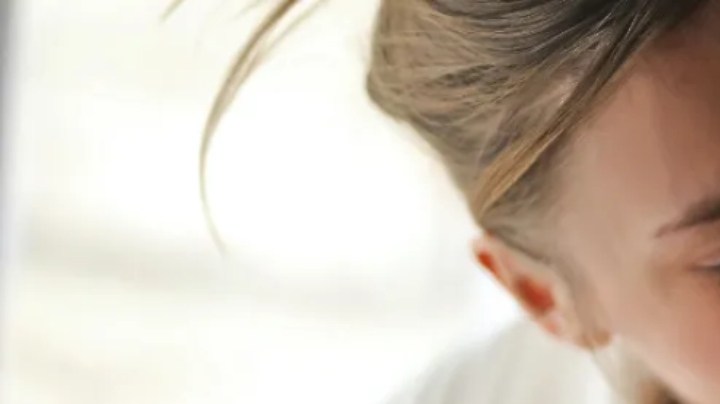 Cuando tu hijo tiene la capacidad de escuchar con atención a otros y de autorregular sus emociones, ya estás recibiendo una buena señal de inteligencia emocional.