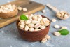 La clave de los pistachos es que contienen melatonina, vitamina B7 y proteínas, un mix que te ayuda a conciliar el sueño.