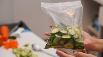 Dependiendo del tipo de alimento que vayas a guardar, es probable que puedes reutilizar o no una bolsa Ziploc.
