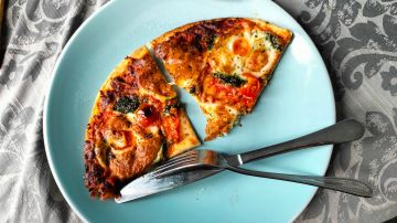 Si solo has comprado unas rebanadas de pizza, y piensas comerlas más tarde, es fundamental que pidas que no te las calienten, para evitar un doble recalentamiento.