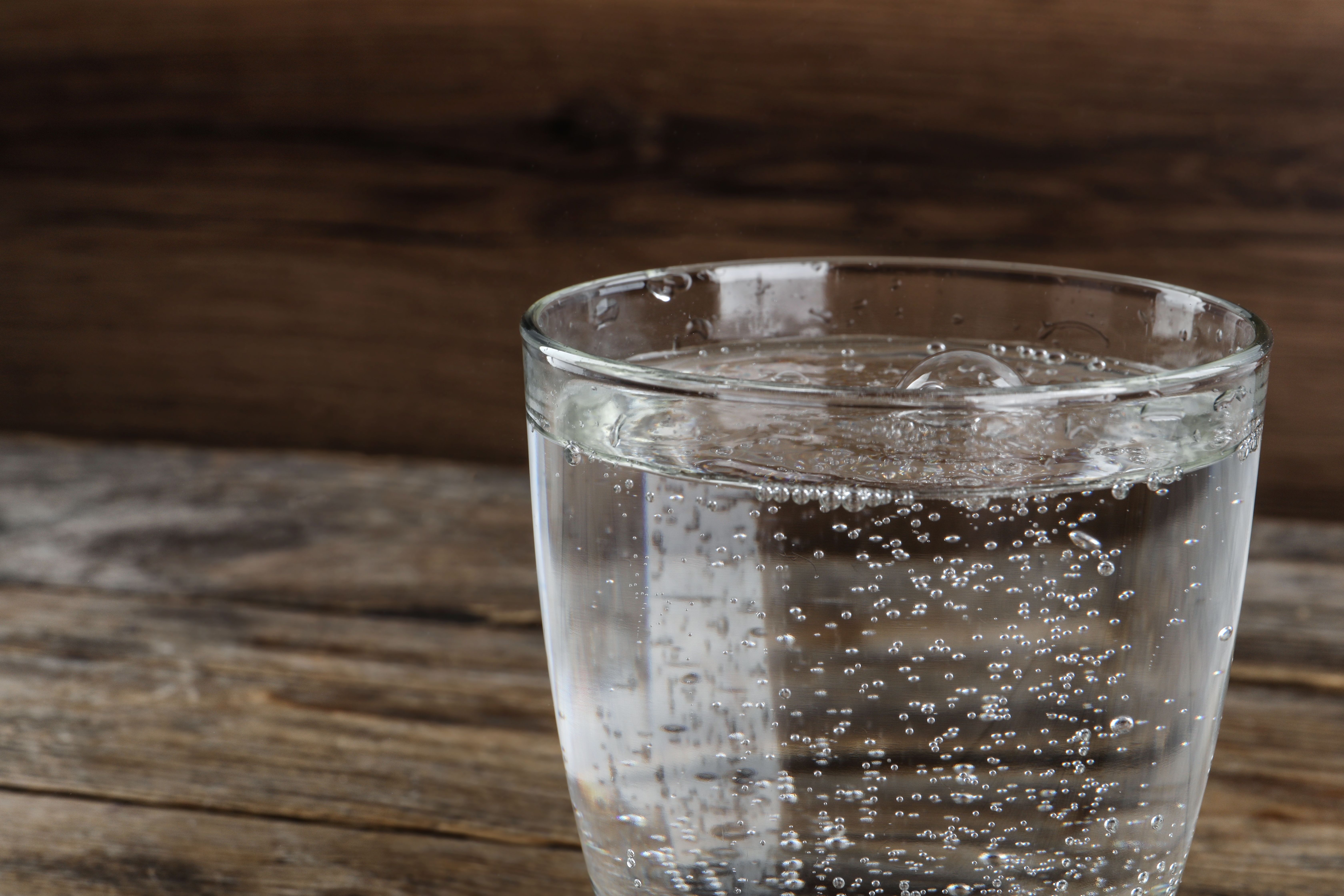 Algunos expertos sugieren que, entre algunos beneficios, el agua con gas ayuda a mejorar la hidratación.