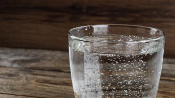 Algunos expertos sugieren que, entre algunos beneficios, el agua con gas ayuda a mejorar la hidratación.