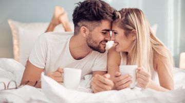 Compartir el café de la mañana, en la cama con tu pareja, puede llegar a ser tentador, acabando en la intimidad, pero...