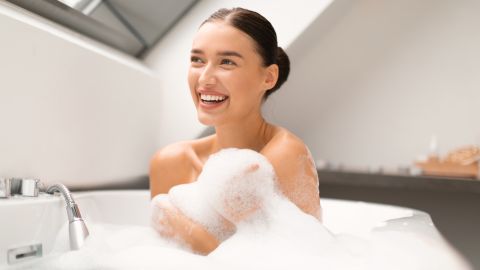Bañarse todos los días tendría efectos nocivos en la salud, según estudio de Harvard