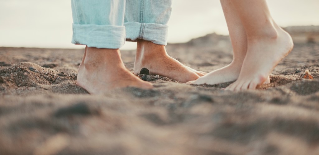 Caminar descalzo sí tienes beneficios para la salud física y emocional, según experto 