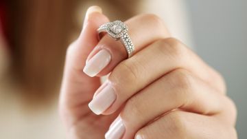 El anillo de divorcio puede ir en cualquier dedo y conserva un diseño único. Incluso hay quienes lo hacen con restos del anillo de compromiso.