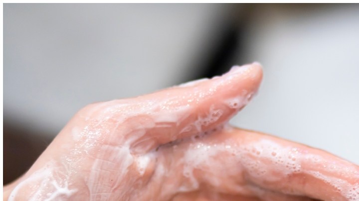 El método de fabricación es una de las diferencias más importantes entre el jabón en barra y el gel de baño.