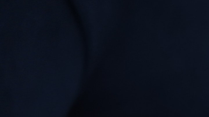 Además de ayudarte a dormir bien, según expertos, el ruido rosa tiene la capacidad de reducir los síntomas de ansiedad y estrés.