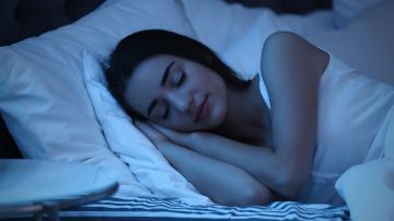 Además de ayudarte a dormir bien, según expertos, el ruido rosa tiene la capacidad de reducir los síntomas de ansiedad y estrés.