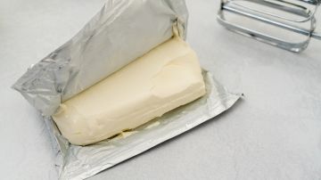El papel de aluminio que envuelve el queso crema es clave para que se conserve después de abrir el alimento.