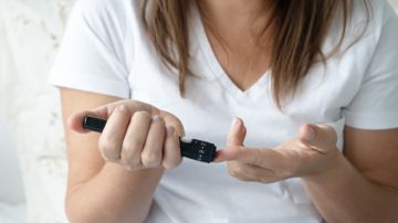 Aunque existen pruebas médicas caseras para medir el nivel de azúcar en la sangre, si sospechas que padeces una resistencia a la insulina, es fundamental que acudas a una consulta médica.