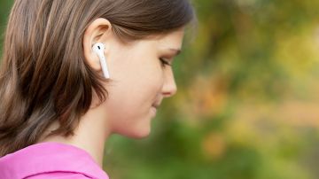 Los audífonos más dañinos para tu audición son aquellos que se adaptan como un tapón.