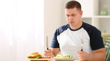 La descoordinación al momento de comer no es algo normal, razón por la que está estrechamente asociada al Alzheimer.