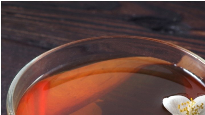 El té negro y té verde varían en aroma e intensidad del sabor, además de que el primero contiene más cafeína.