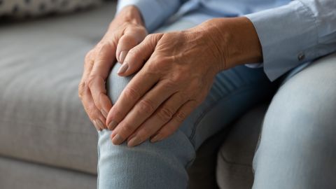 La artrosis provoca dolor en las rodillas, manos y cadera, siendo las mujeres mayores de 55 años las personas más propensas a desarrollar la enfermedad.