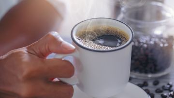 La alta temperatura de una bebida, no solo del café, puede afectar tus papilas gustativas.
