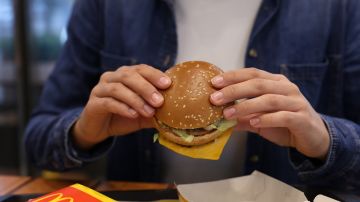 En McDonald's existen opciones que aportan pocas calorías, siempre que omitas las papas fritas y los refrescos.