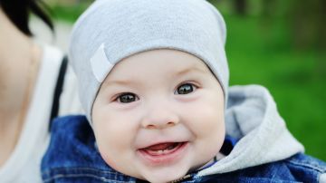 Generalmente, los primeros dientes que le salen a tu bebé son los dos frontales de abajo, causándole comezón y molestias.