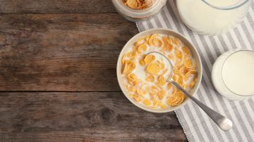 Aunque es práctico para el desayuno, expertos advierten que los cereales de caja se digieren muy rápido y "provocan una caída del azúcar en la sangre".