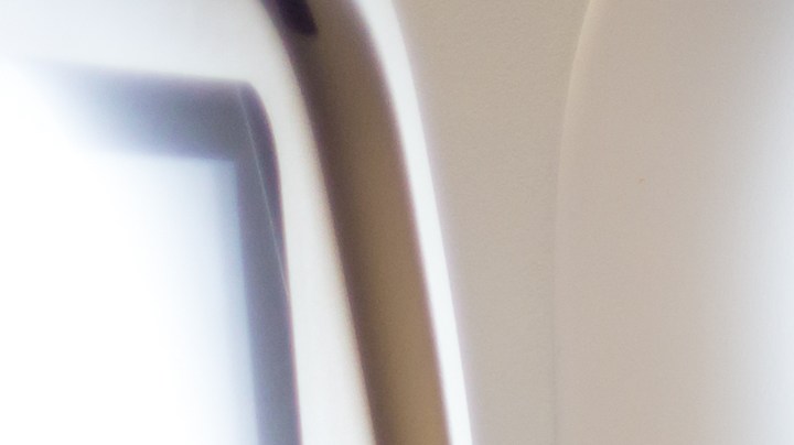 Aunque te sientas muy cansado, trata de dormirte en el avión solo después de que haya despegado. Así evitarás una pésima experiencia.