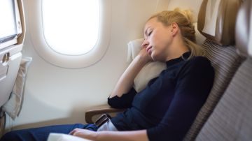 Aunque te sientas muy cansado, trata de dormirte en el avión solo después de que haya despegado. Así evitarás una pésima experiencia.