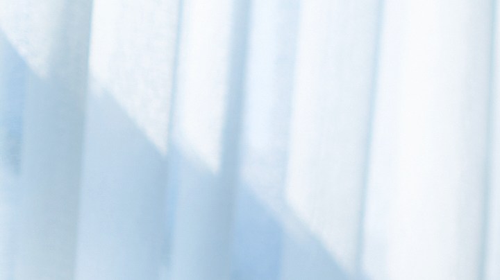 El golpe de calor es una condición que empeora mucho más si no estás hidratado, así que mantén contigo una buena botella de agua.