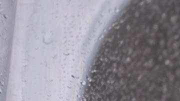 Si decides lavar los plátanos, el método correcto es abrir el grifo y colocarlos bajo el chorro de agua.