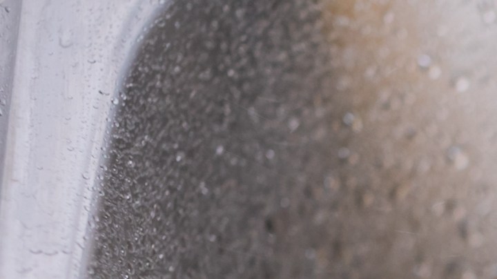 Si decides lavar los plátanos, el método correcto es abrir el grifo y colocarlos bajo el chorro de agua.