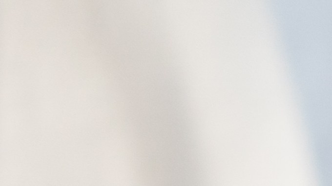 Cuando el maquillaje se seca o pasa mucho tiempo en una prenda de ropa, retirar la mancha es más difícil, así que actúa pronto.