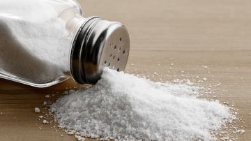 Nunca pongas la sal directamente en el suelo, sino en un recipiente sin tapa y procura renovarla cada 15 o 30 días.