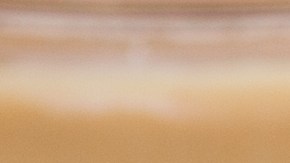 Gracias a los nutrientes y cómo promueve la producción de hormonas para el sueño, la combinación de plátanos y mantequilla de maní es perfecto para comer por la noche.