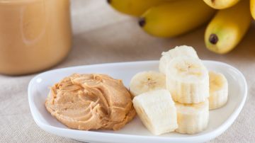 Gracias a los nutrientes y cómo promueve la producción de hormonas para el sueño, la combinación de plátanos y mantequilla de maní es perfecto para comer por la noche.