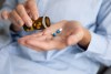 El omeprazol se debe tomar una sola vez al día, preferiblemente en el mismo horario, y en la misma dosis, recomendada por un especialista.