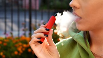 Los cigarrillos electrónicos de sabor dulce pueden ser más dañinos, en comparación con los de menta y fruta, indicó el estudio.