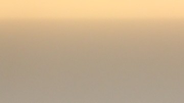 El pepino es una de las frutas más refrescantes que puedes consumir durante el verano y añadir rodajas en una jarra con agua es fenomenal.